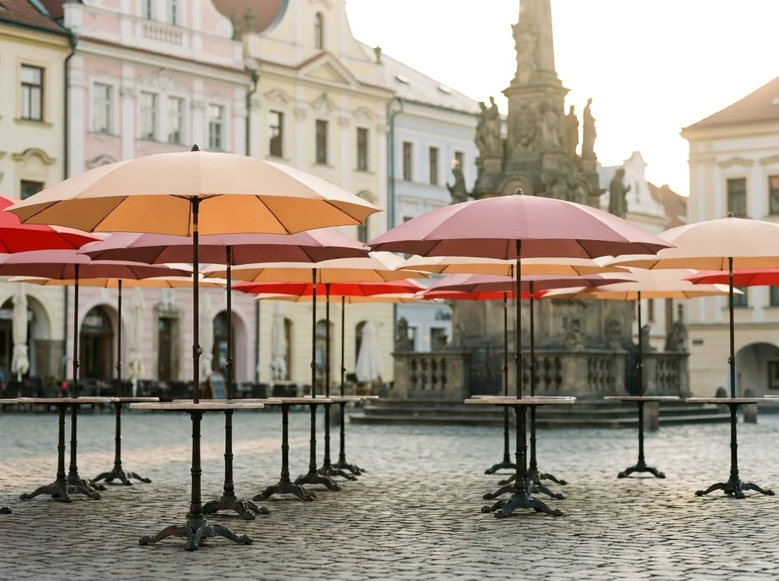 Venkovní sezení na náměstí se slunečníky ve dvou sladěných odstínech